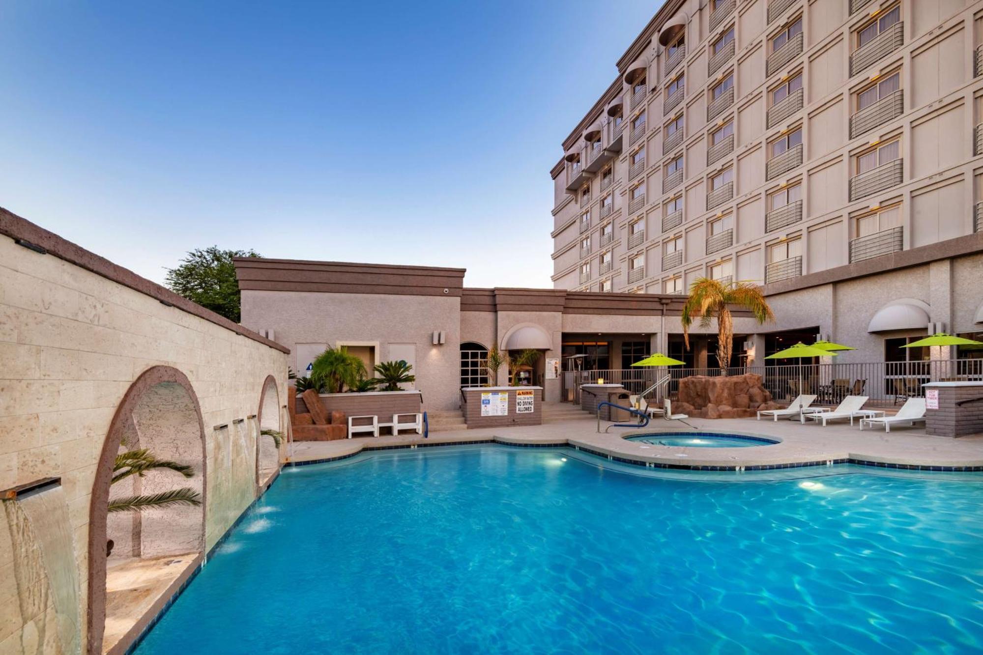 Doubletree By Hilton Phoenix Mesa Exterior photo