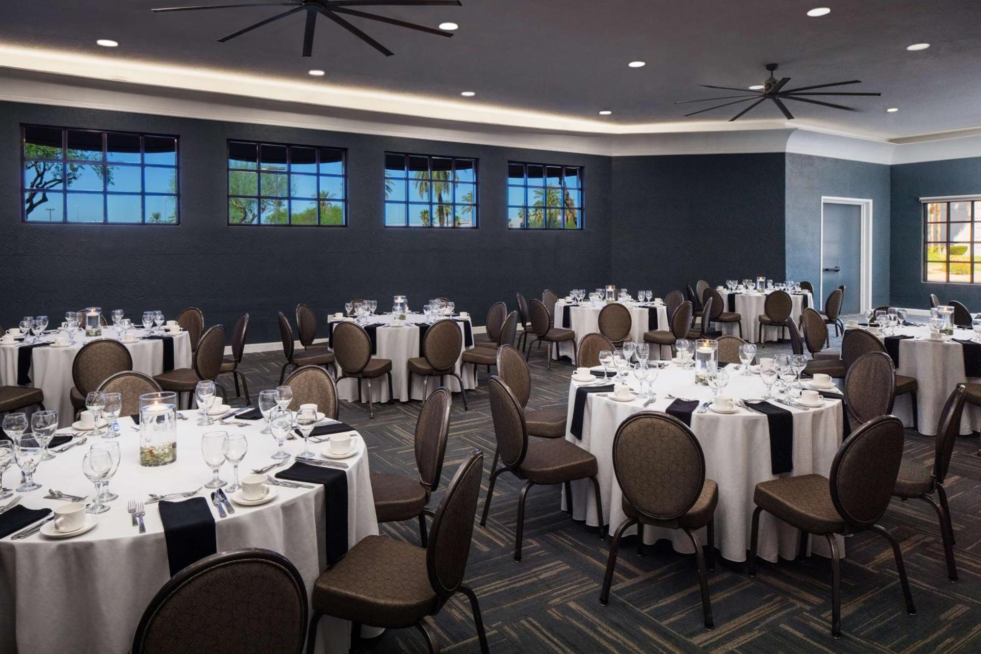 Doubletree By Hilton Phoenix Mesa Exterior photo